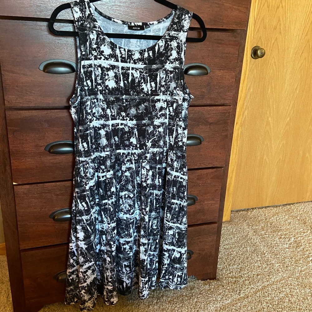 LAST CHANCE! Comfy Apt 9 dress with pockets